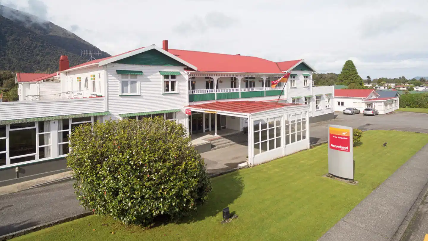 Heartland Hotel Fox Glacier Aussenansicht