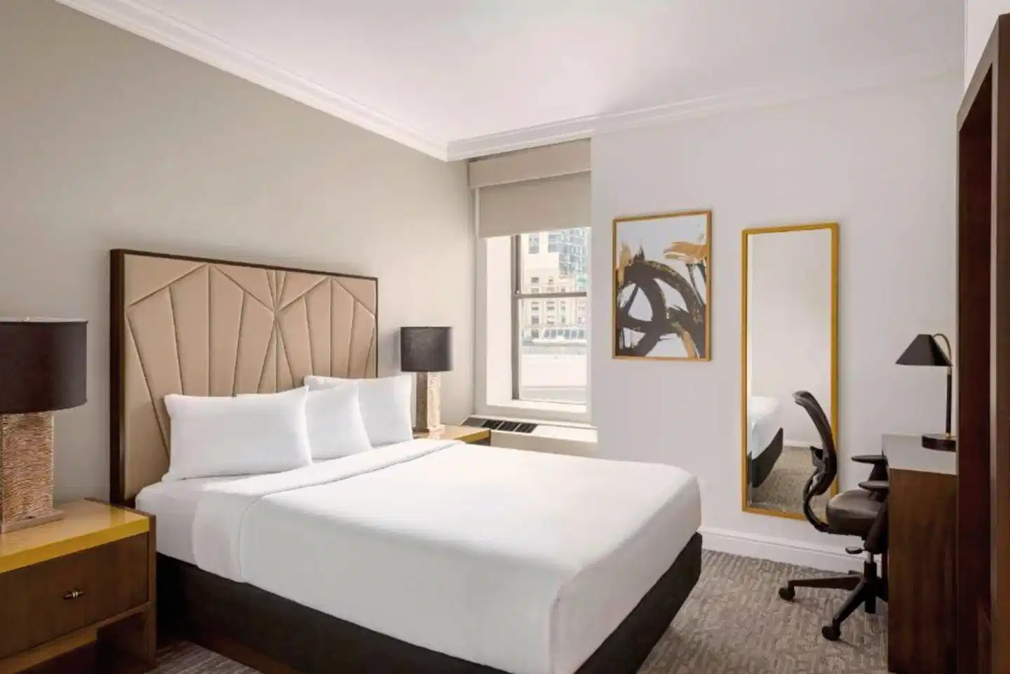 Martinique New York on Broadway, Curio Collection by Hilton Wohnbeispiel