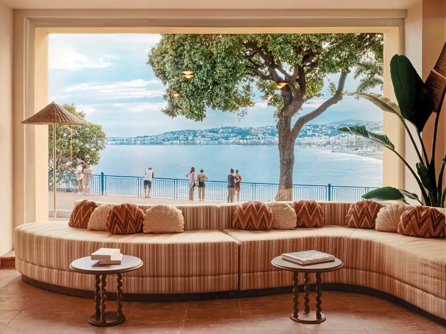 Hotel La Perouse Lobby