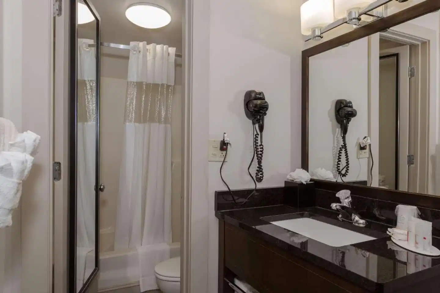 Ramada by Wyndham Boston Badezimmer