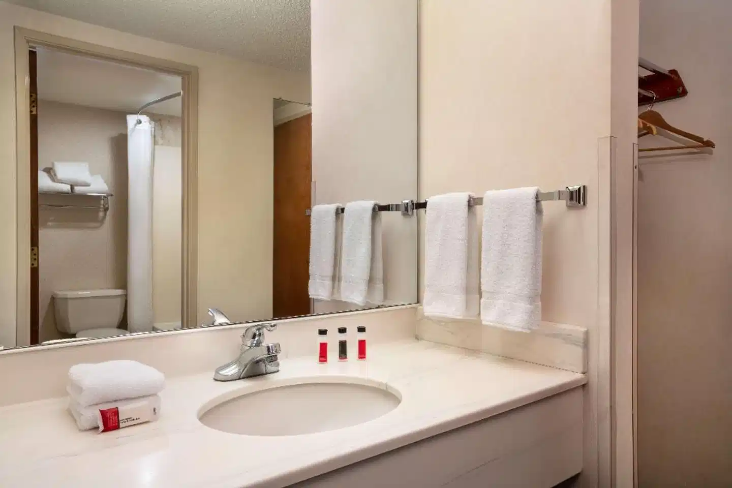 Days Inn & Suites by Wyndham Denver International Airport Badezimmer