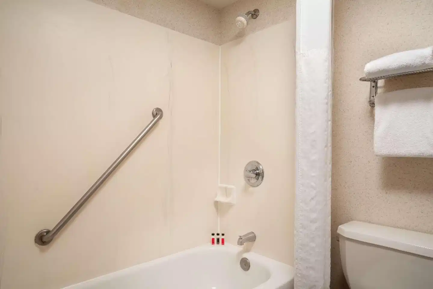 Days Inn & Suites by Wyndham Denver International Airport Badezimmer