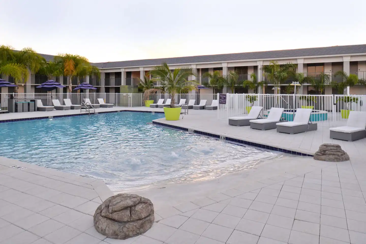 Clarion Inn & Suites Across From Universal Orlando Resort Pool