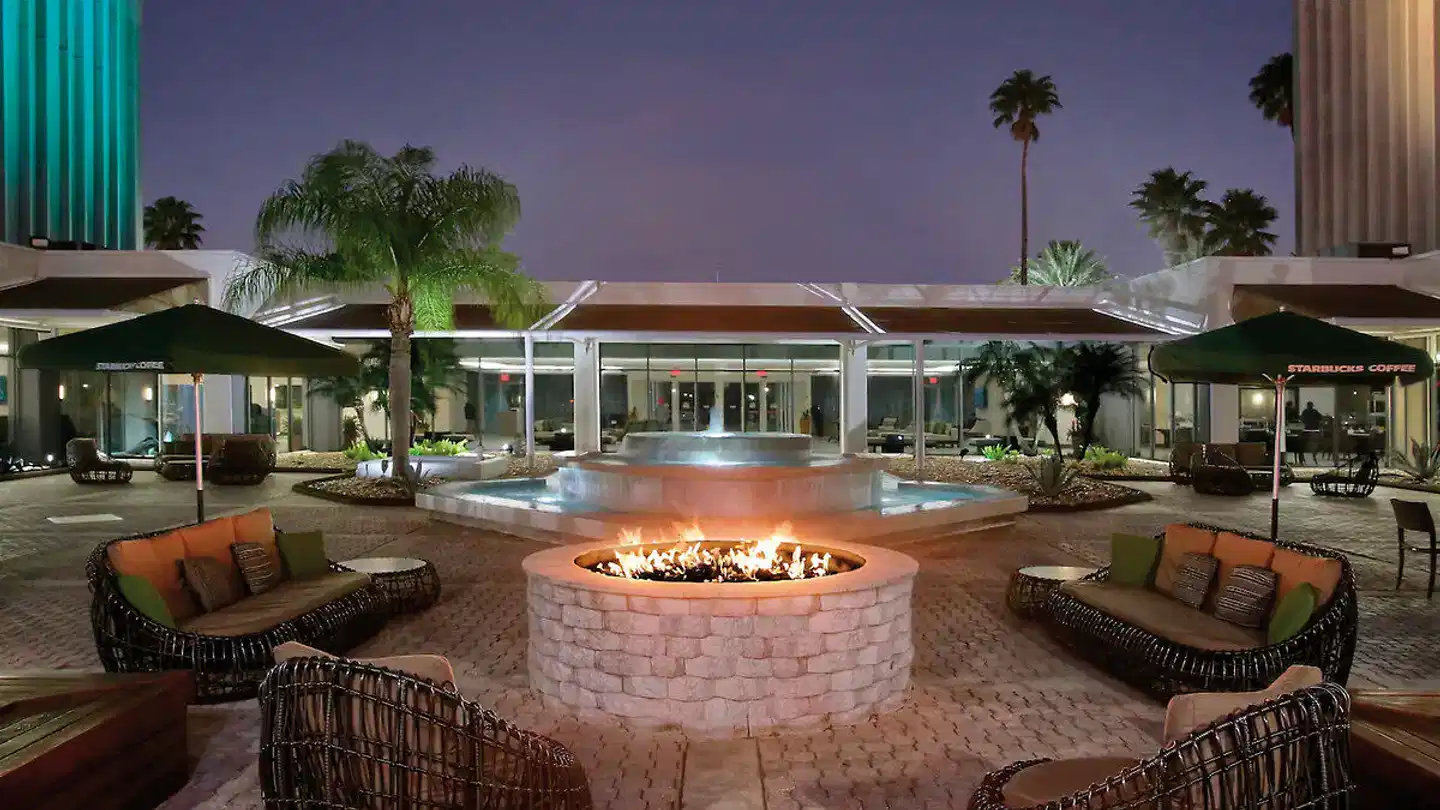 Doubletree Hotel Entrance to Universal Terrasse