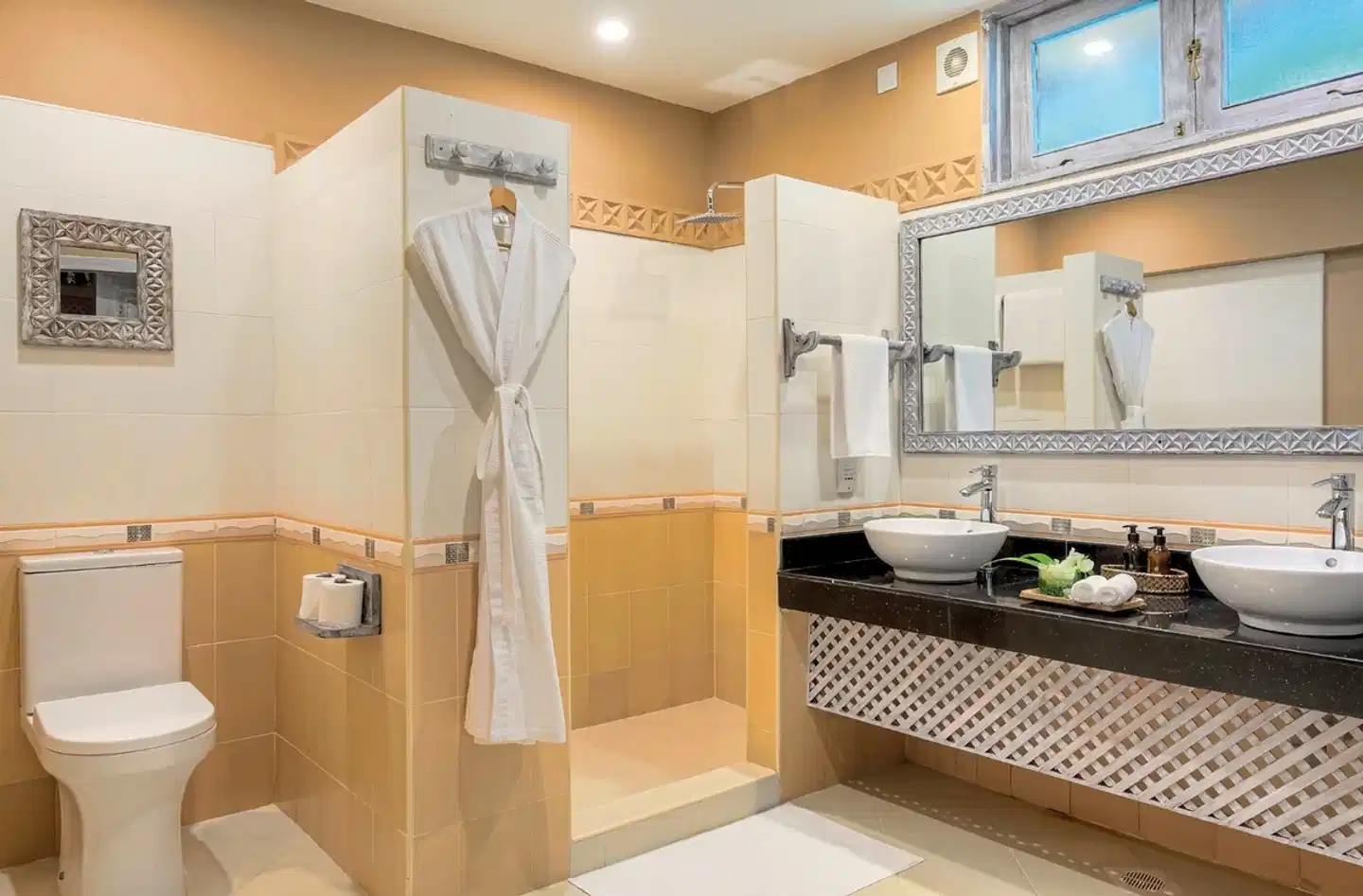 Neptune Palm Beach Resort Badezimmer