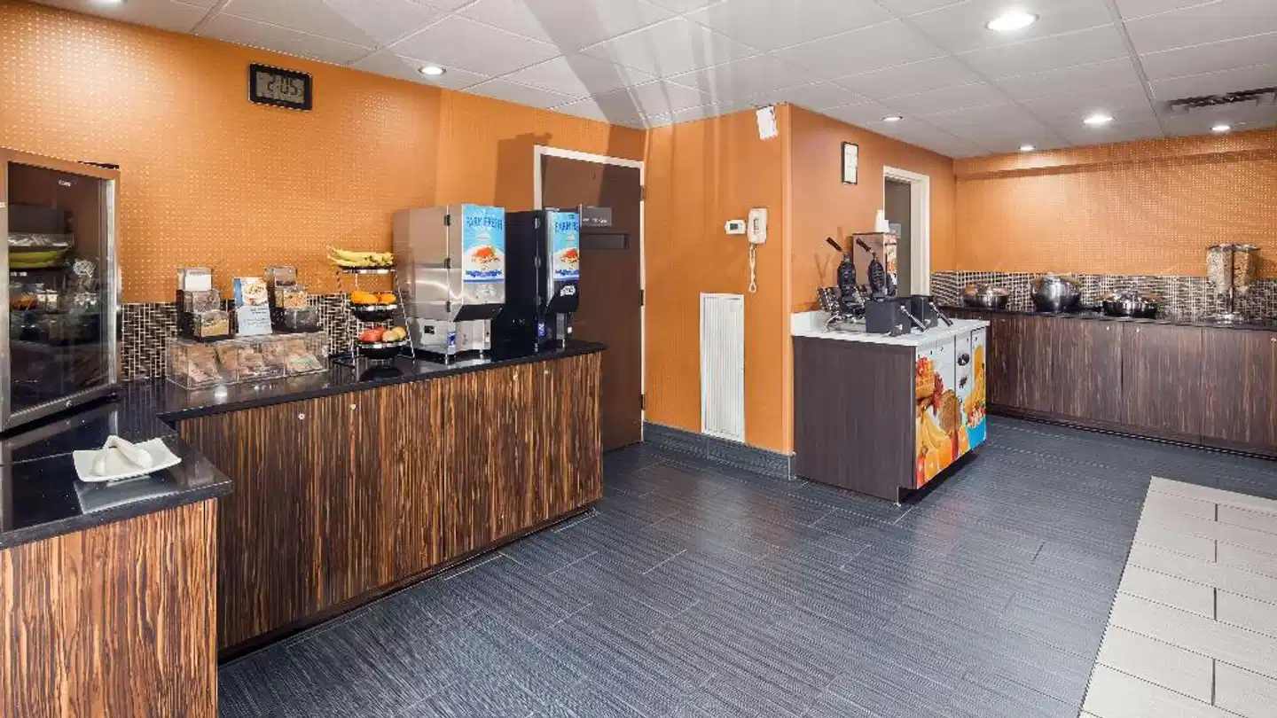 Best Western Suites Near Opryland Bar