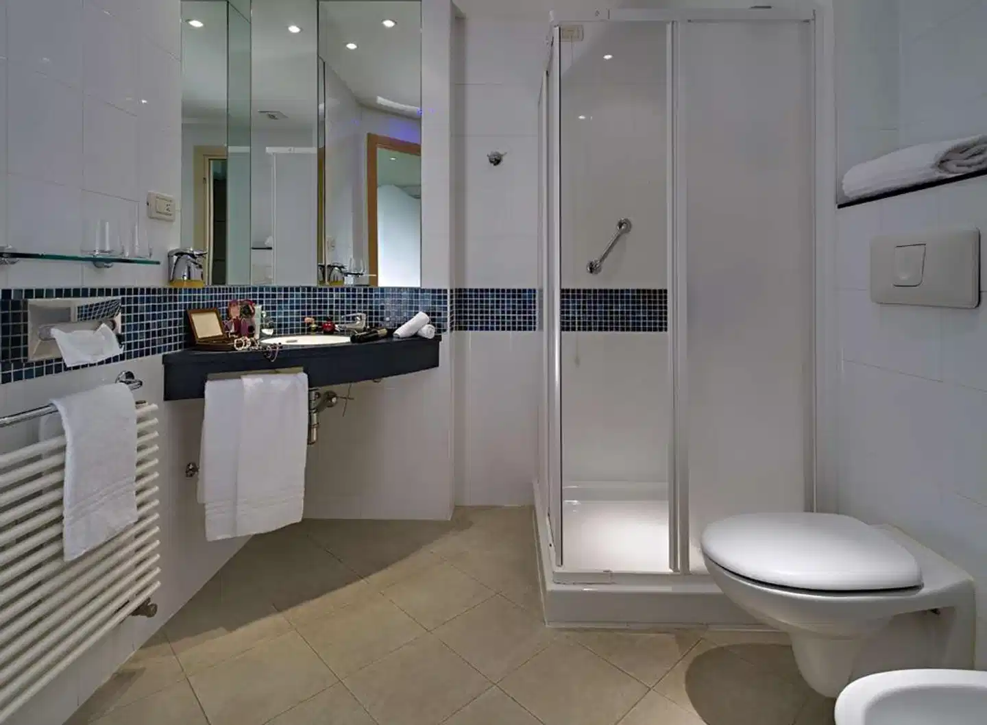 Holiday Inn Express Langhe Cherasco Badezimmer