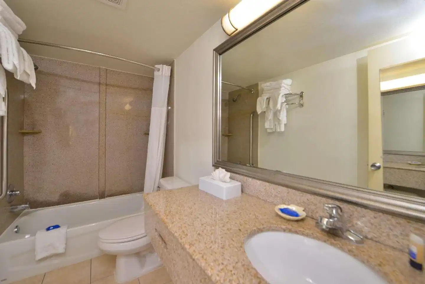 Best Western Plus Holiday Sands Inn & Suites Badezimmer