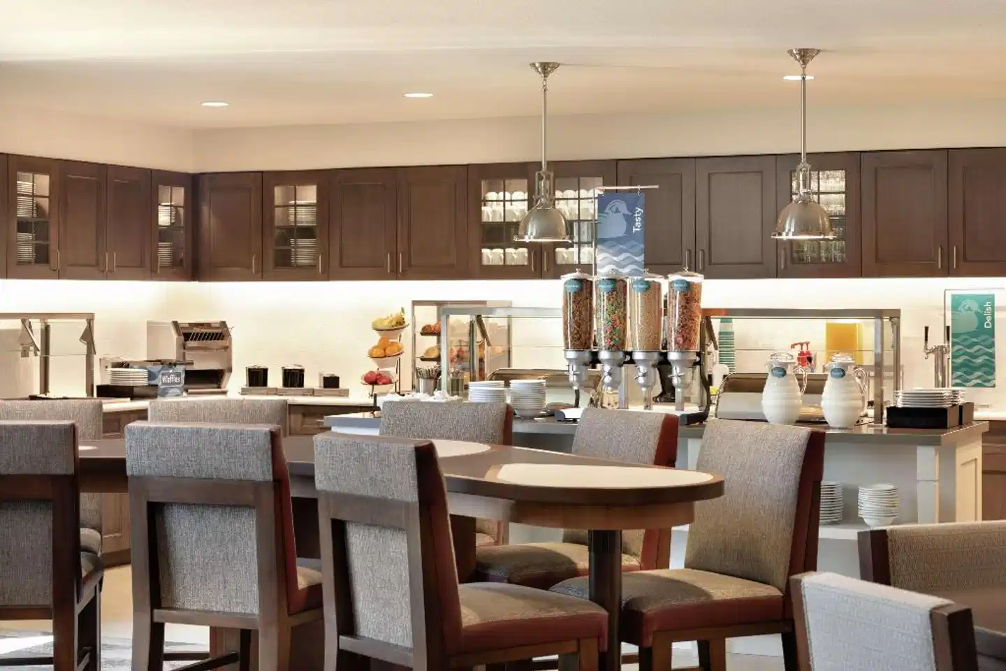 Homewood Suites by Hilton Portland Airport Bar
