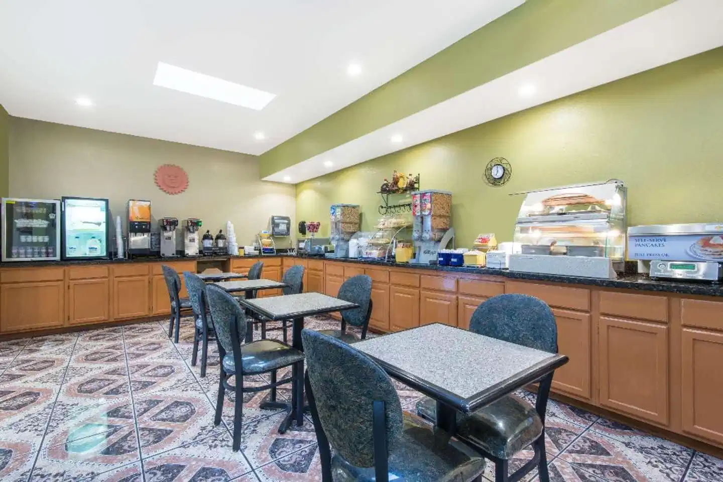 Days Inn by Wyndham Carlsbad Bar