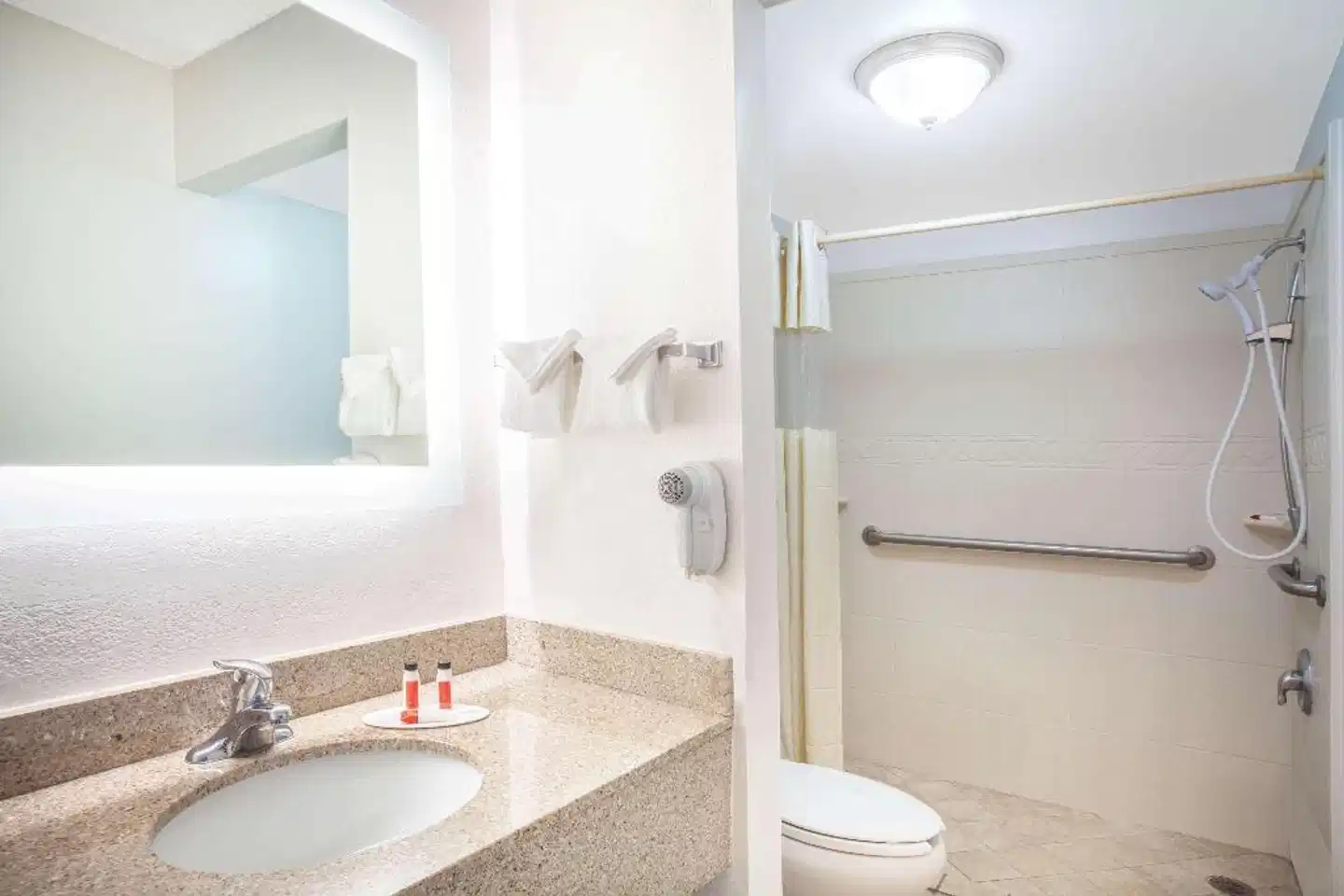 Howard Johnson by Wyndham Airport Florida Mall Badezimmer