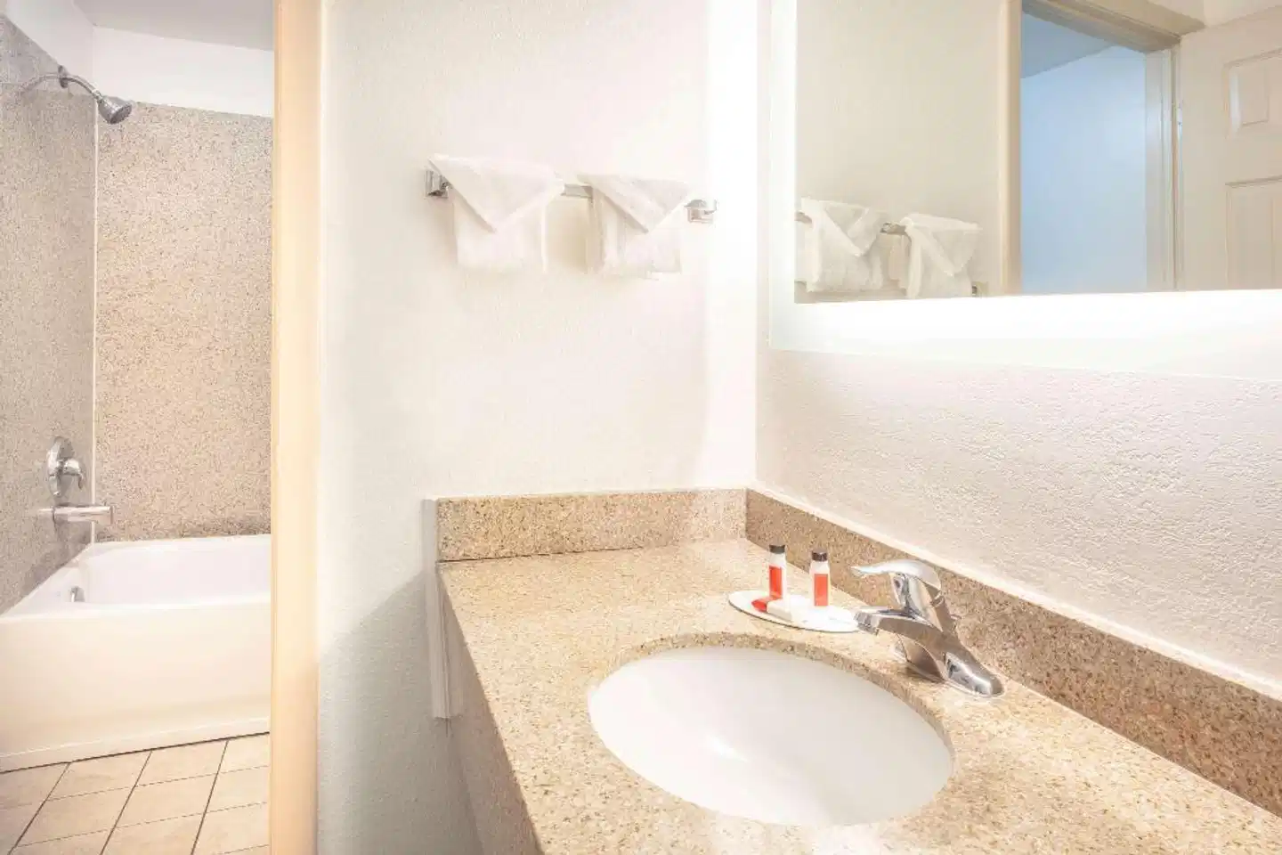 Howard Johnson by Wyndham Airport Florida Mall Badezimmer