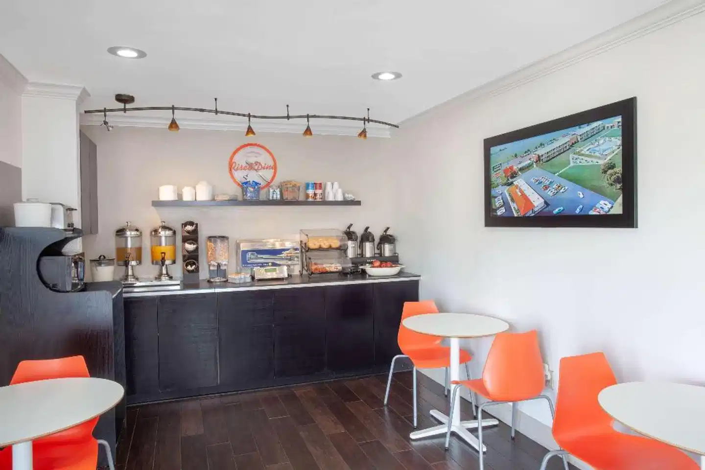 Howard Johnson by Wyndham Airport Florida Mall Bar