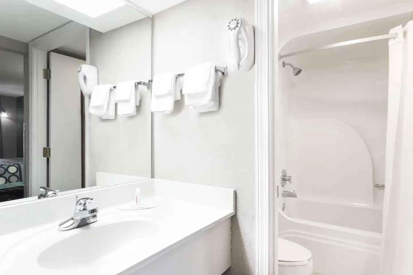 Super 8 by Wyndham Marianna Badezimmer