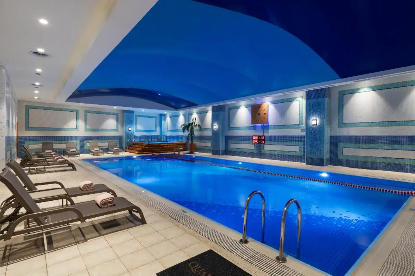 Wyndham Grand Izmir Ozdilek Hallenbad