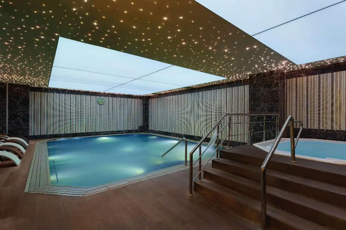 Wyndham Grand Izmir Ozdilek Hallenbad