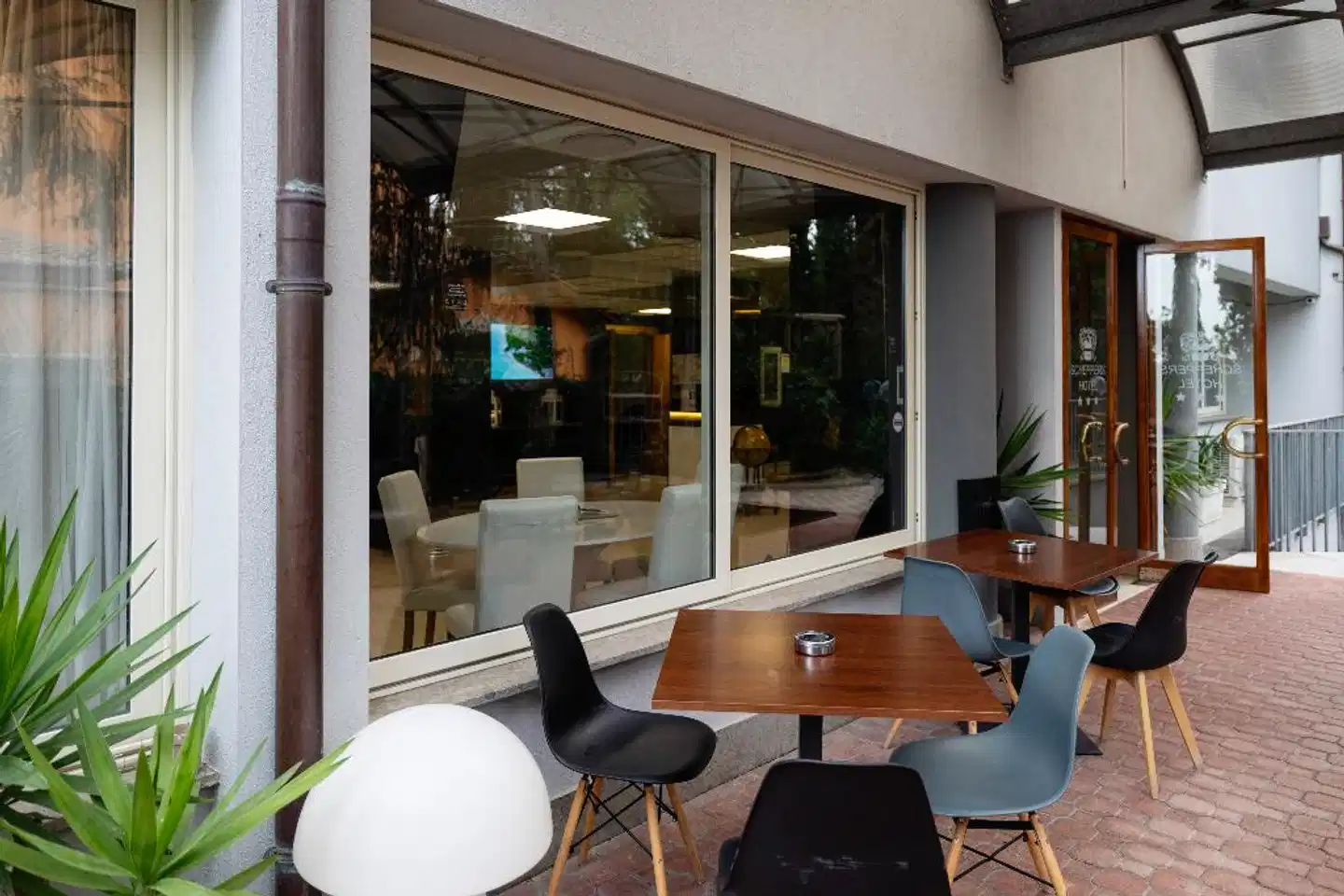 Scheppers Hotel Lobby