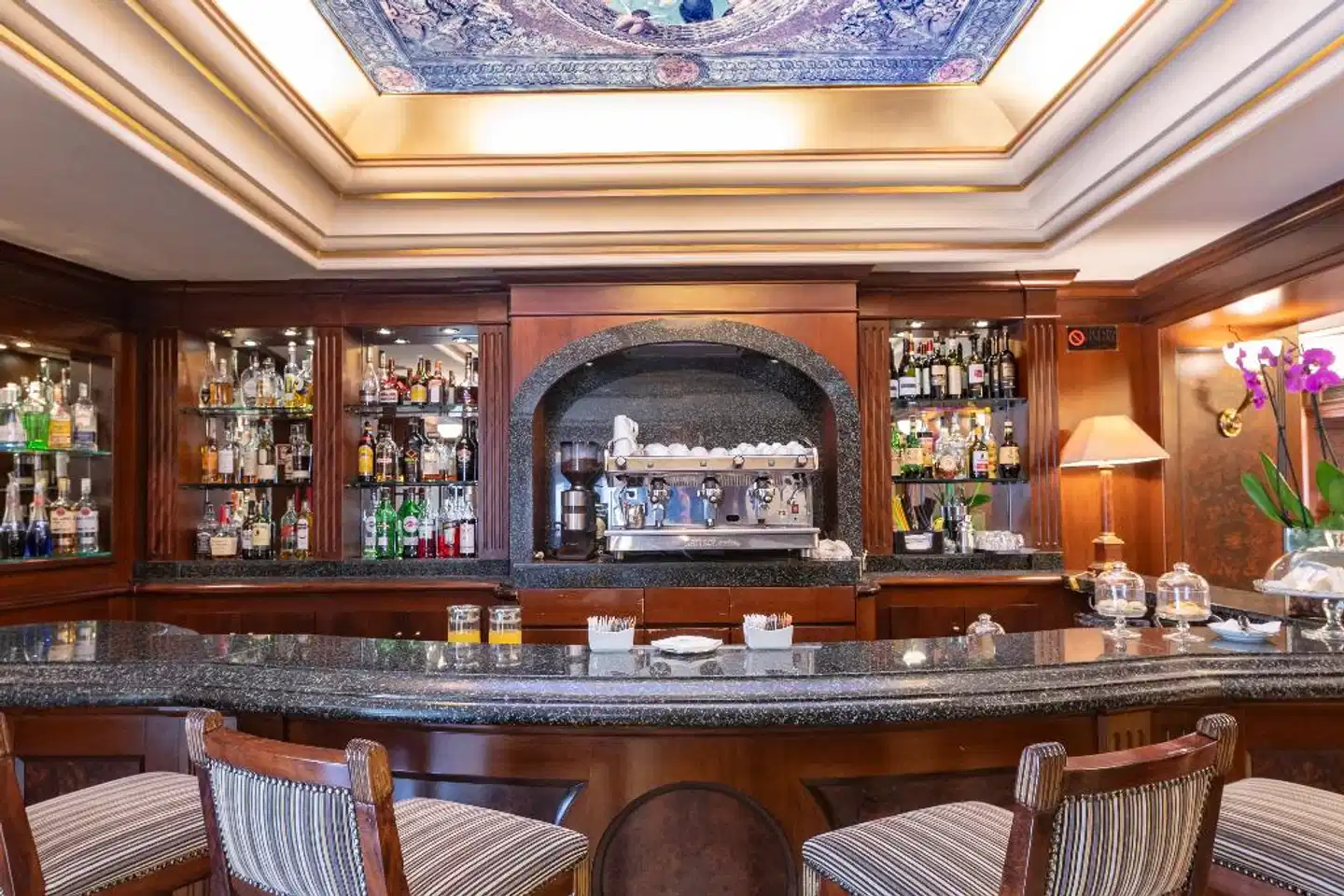 River Chateau Hotel Bar