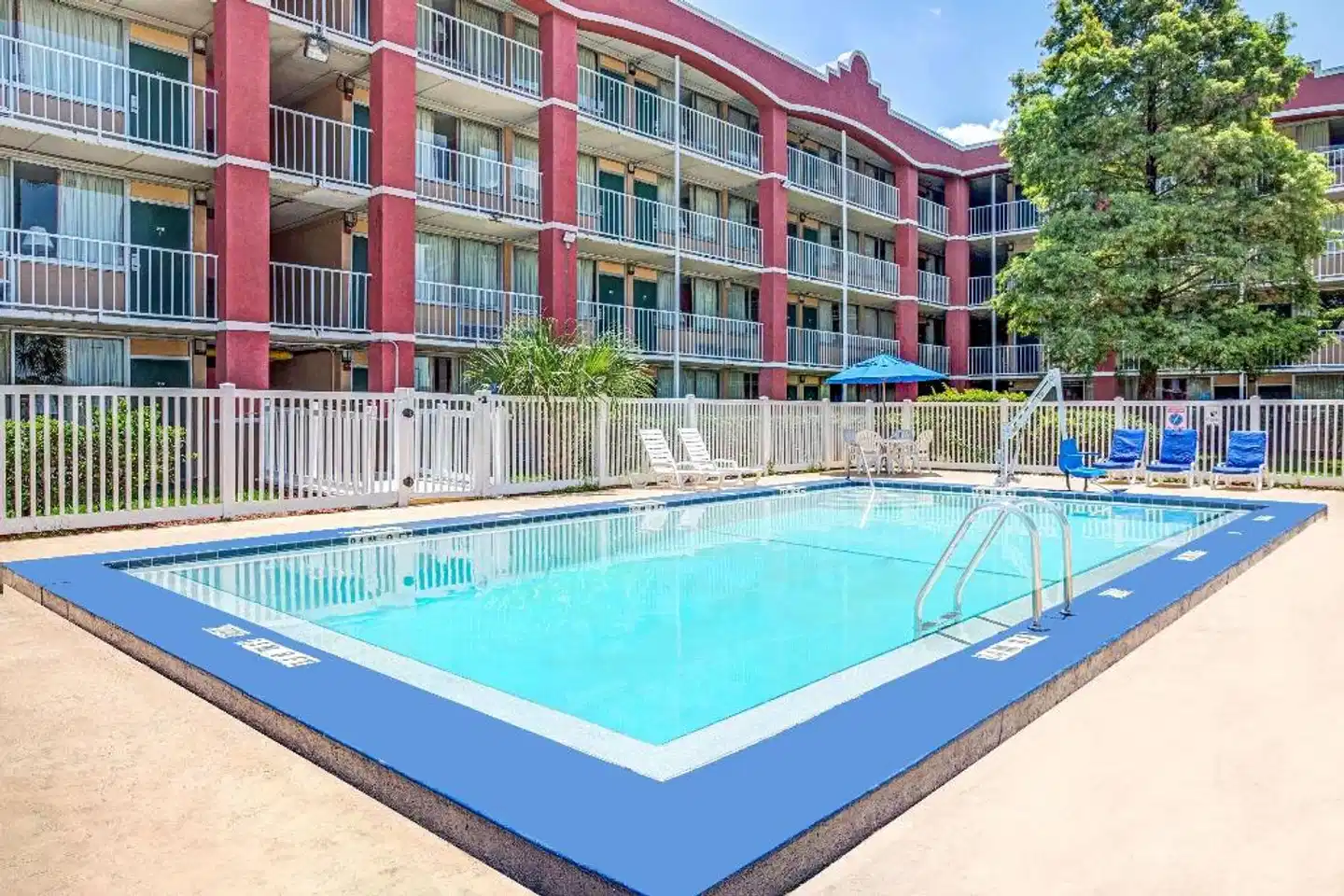 Days Inn by Wyndham Orlando Near Millenia Mall Pool