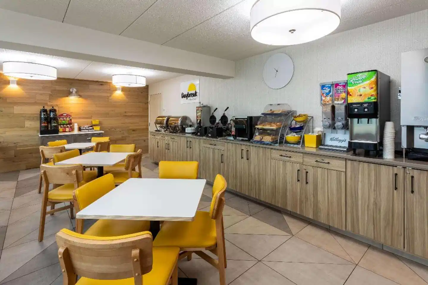 Days Inn & Suites by Wyndham Duluth by the Mall Bar