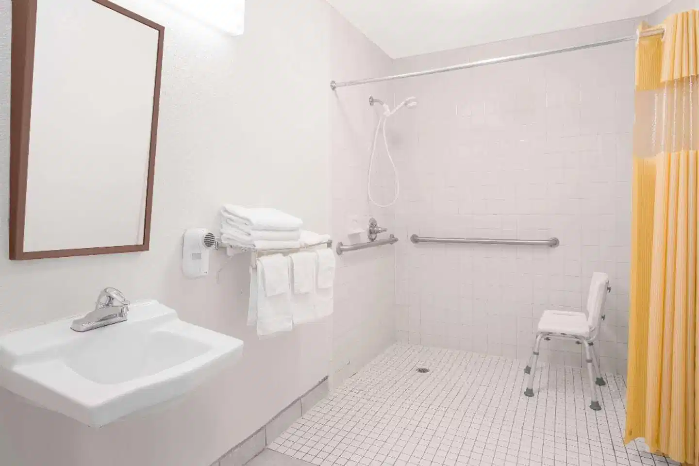 Days Inn by Wyndham Milledgeville Badezimmer