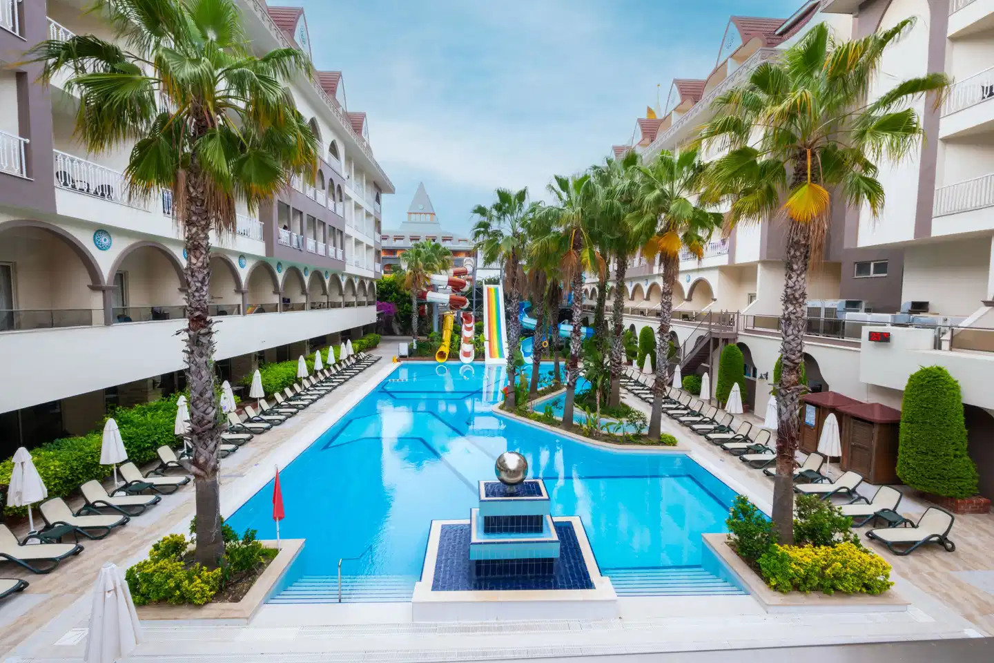 Side Crown Palace Pool