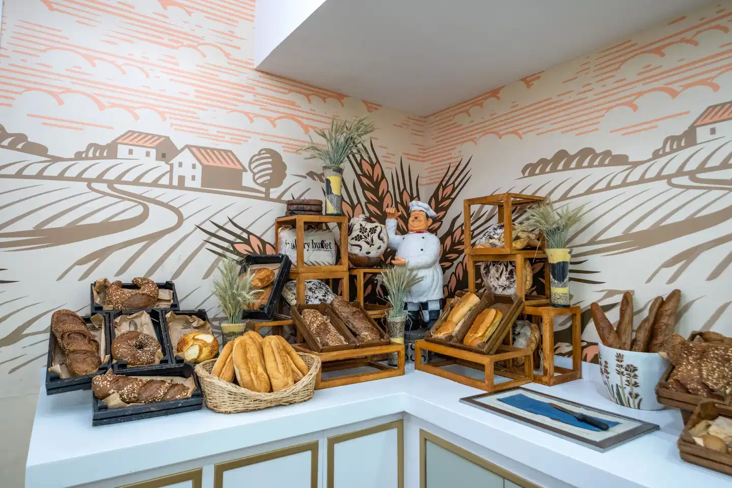 Side Crown Palace Personen