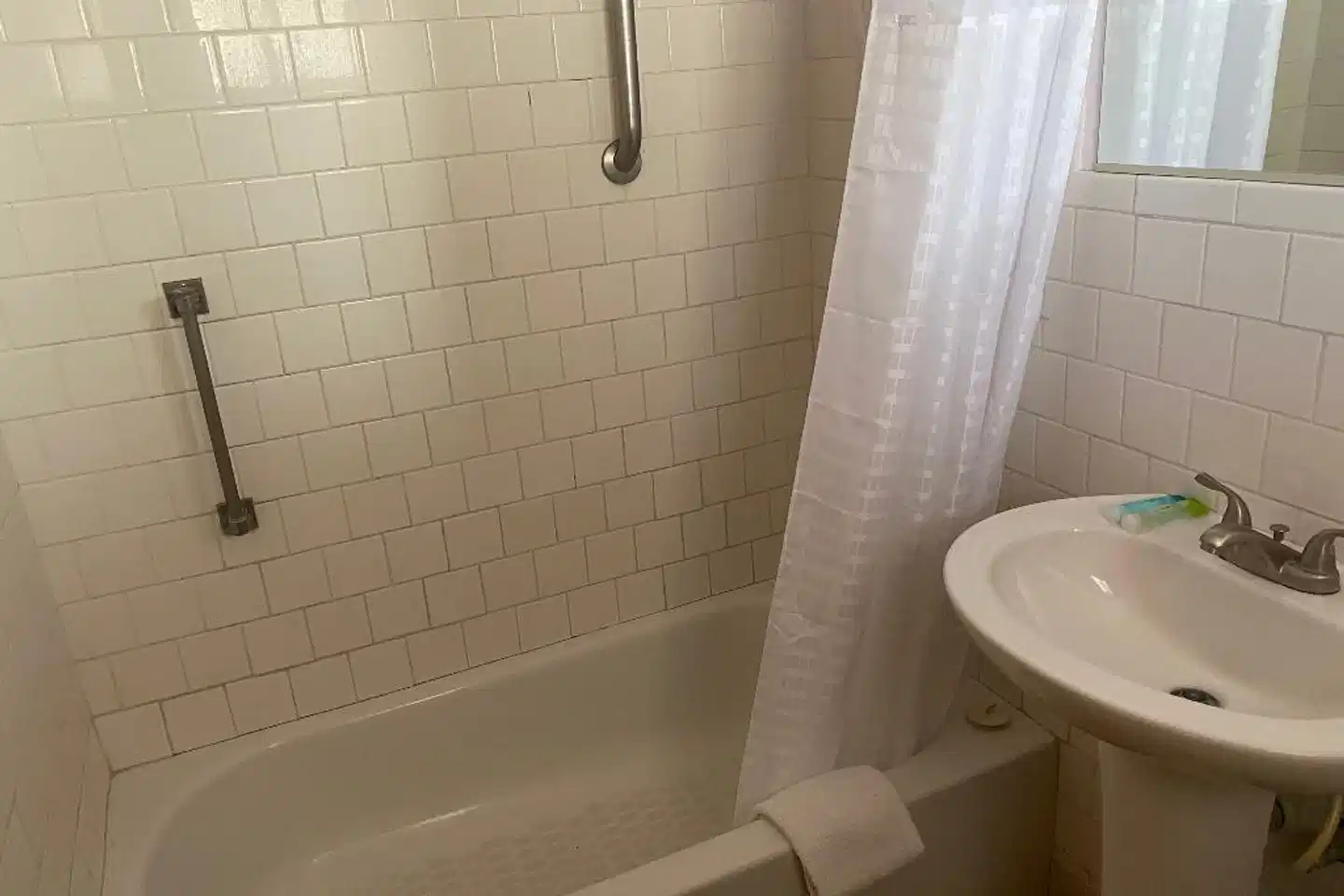 Desert Grove Inn and Suites Badezimmer