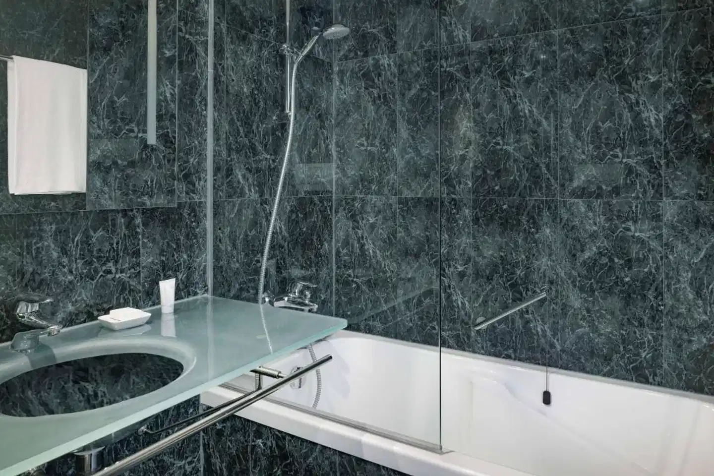 AC Hotel by Marriott Genova Badezimmer