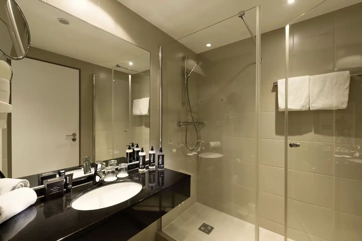 elaya hotel hamburg finkenwerder Badezimmer