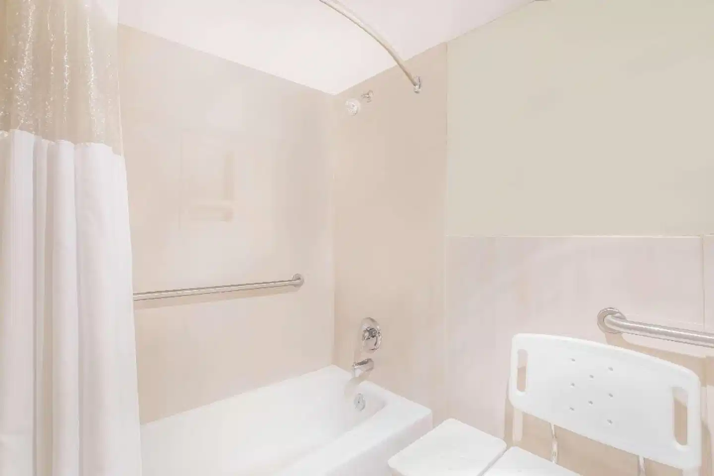 Howard Johnson Inn & Conference Center Salem Badezimmer