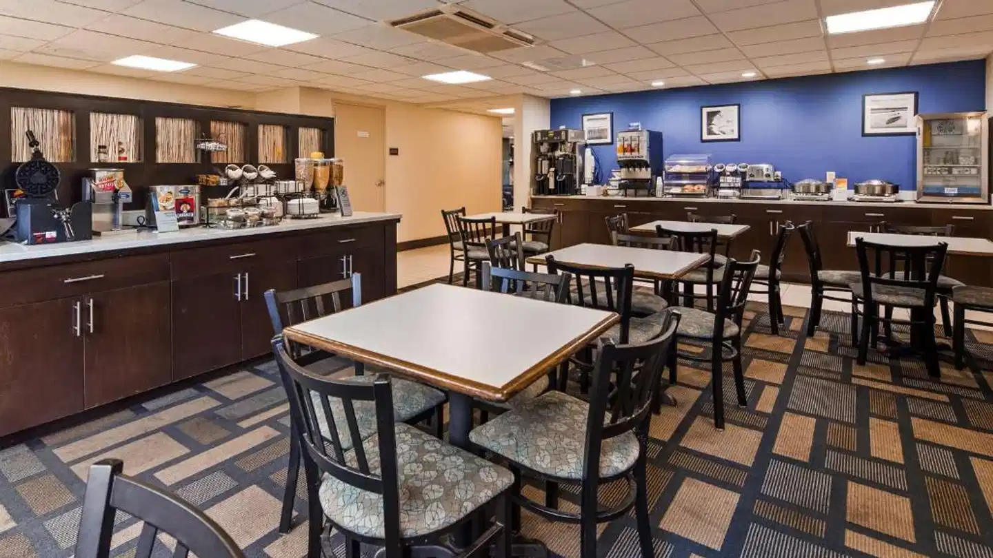 Best Western Plus Berkshire Hills Inn & Suites Bar