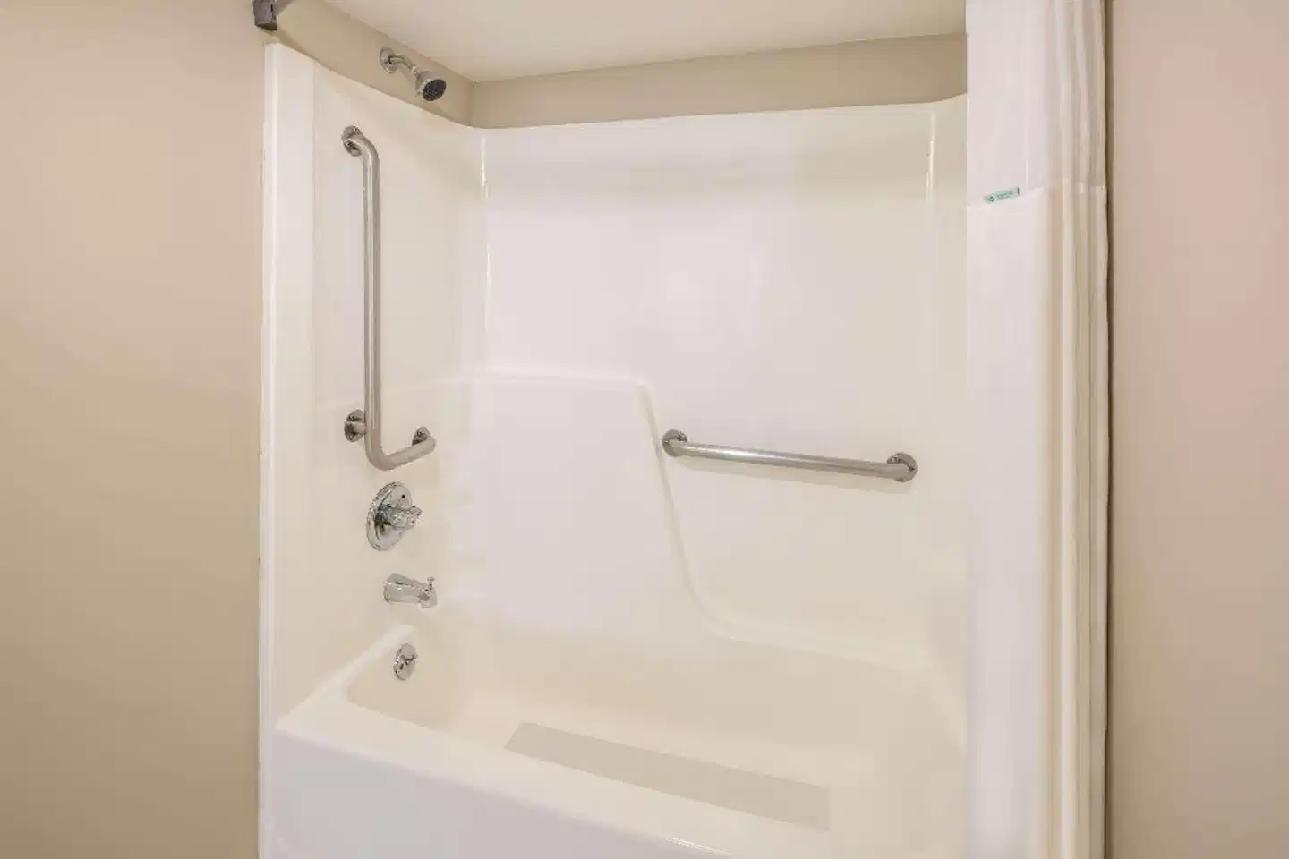 Days Inn by Wyndham Raleigh Midtown Badezimmer