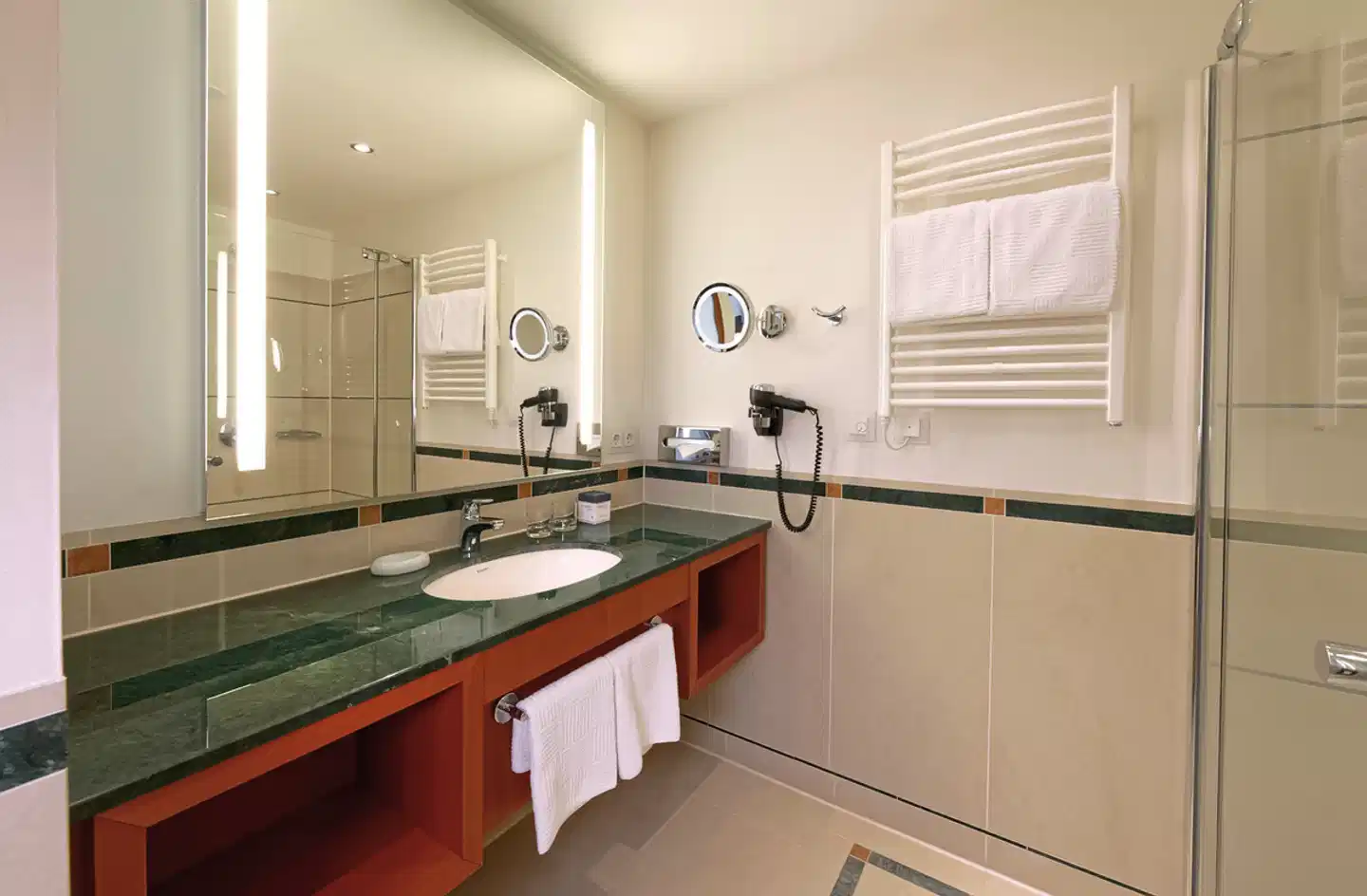 ATLANTIC Hotel Wilhelmshaven Badezimmer