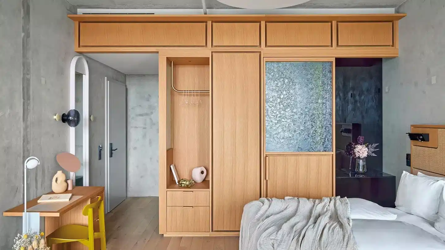 Locke at East Side Gallery - inkl. Ticket NBA Berlin Game Wohnbeispiel