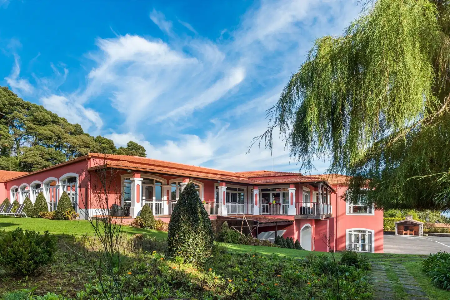 Enotel Santo da Serra Aussenansicht