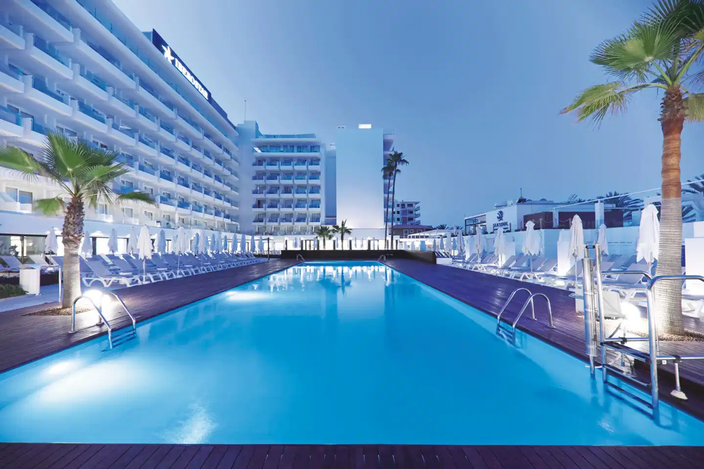 Iberostar Waves Bahia de Palma Pool