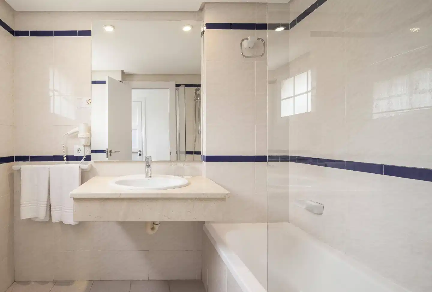 ILUNION Menorca Badezimmer