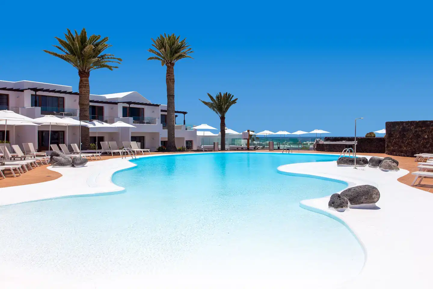 R2 Bahia Kontiki Pool