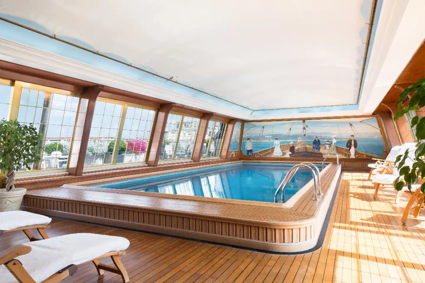 Le Bristol Paris Hallenbad