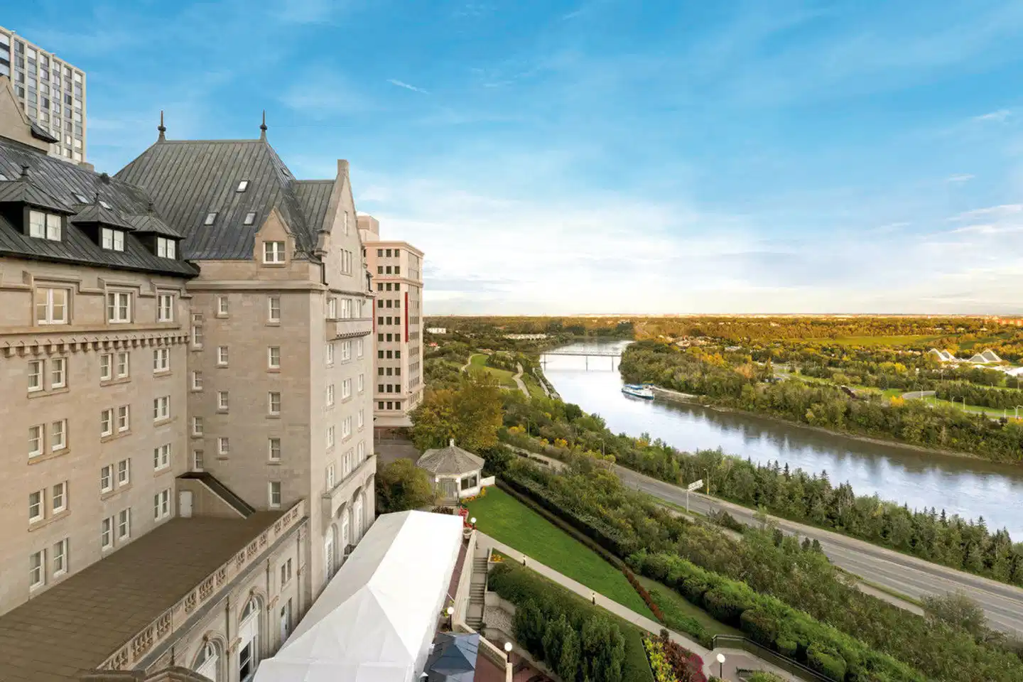 Fairmont Hotel MacDonald Aussenansicht