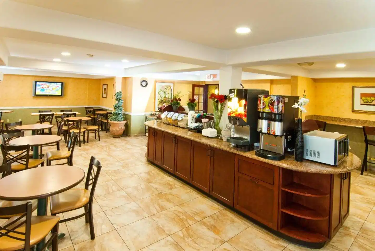 BEST WESTERN PLUS Raffles Inn and Suites Bar