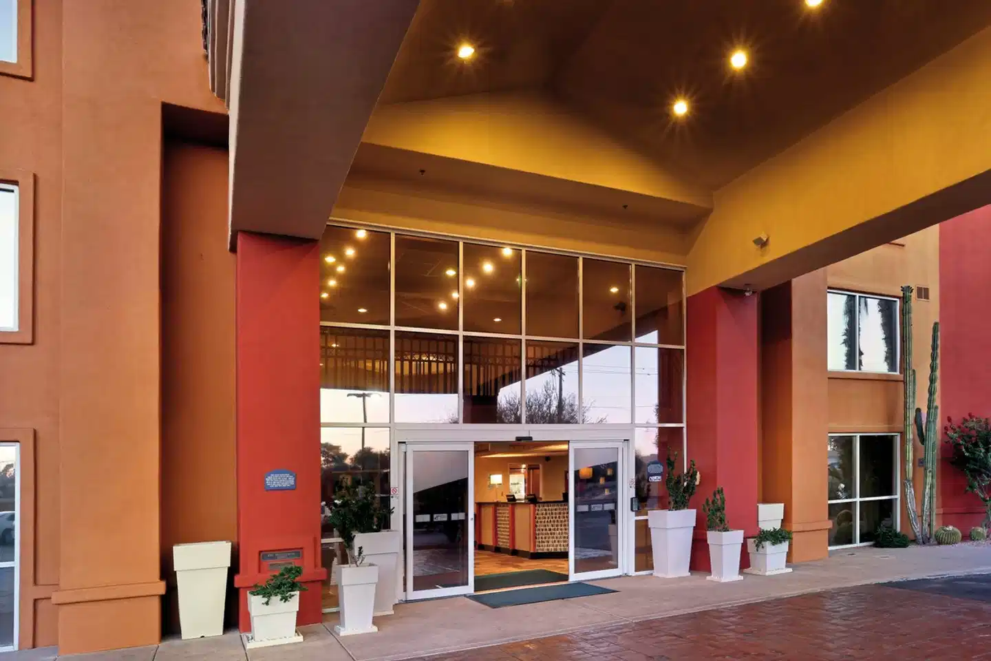 Holiday Inn Express & Suites Scottsdale - Old Town Lobby