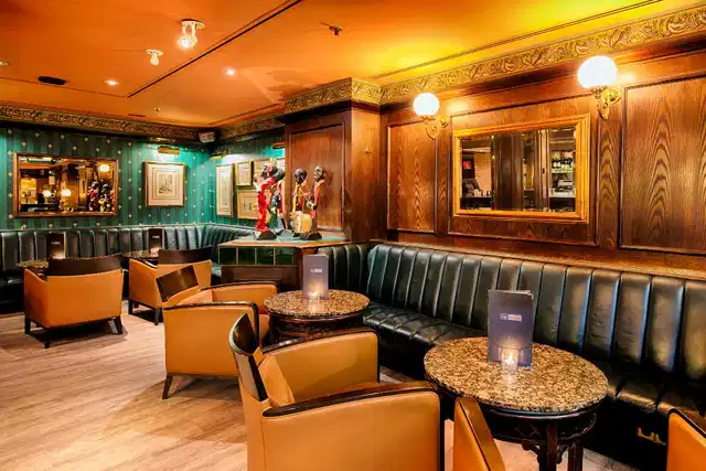 Leonardo Frankfurt City South Bar