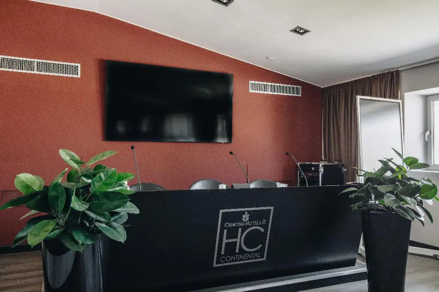 Cremona Hotels Continental Lobby