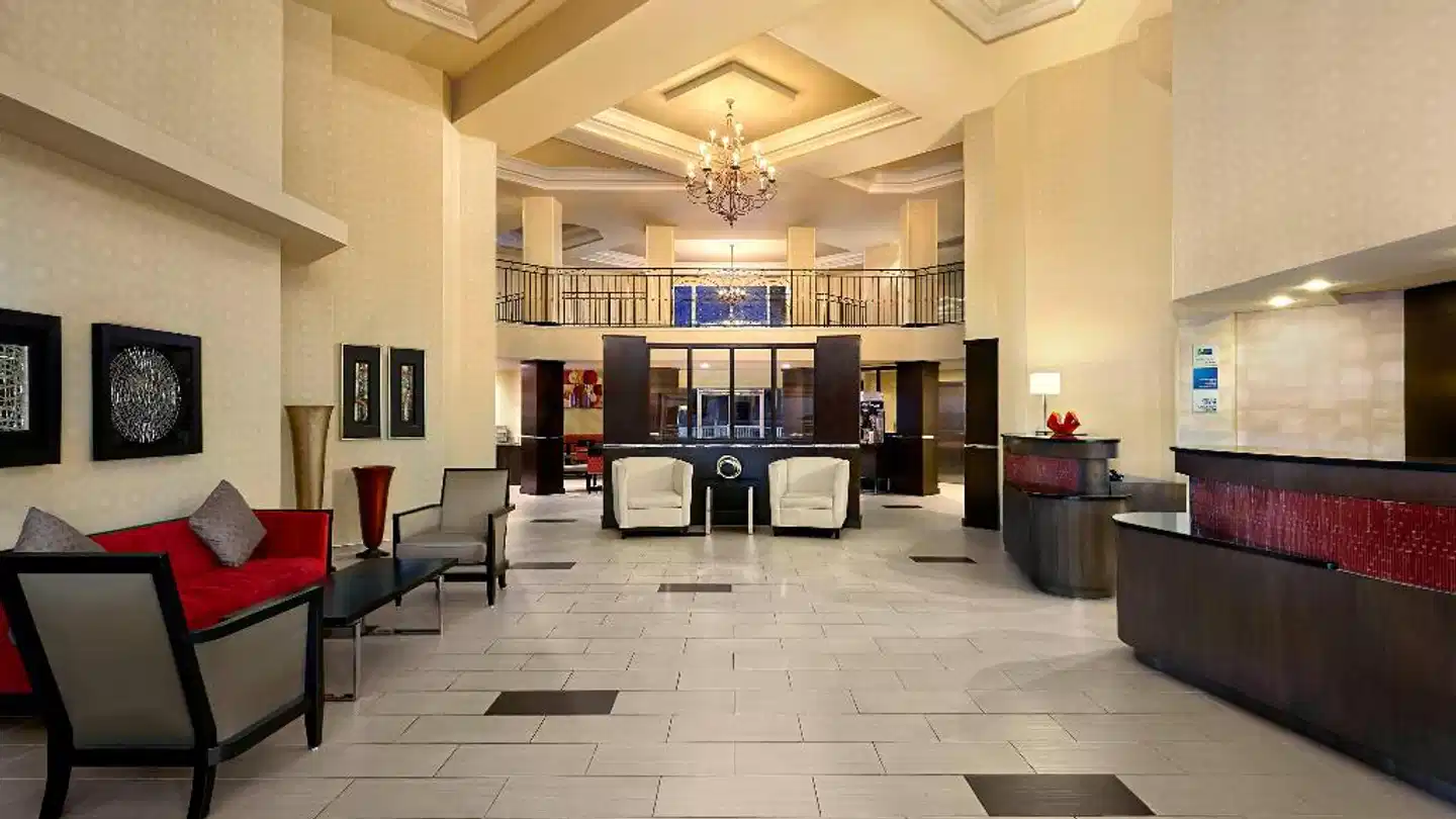 Holiday Inn Express & Suites Naples Downtown - 5th Avenue Lobby
