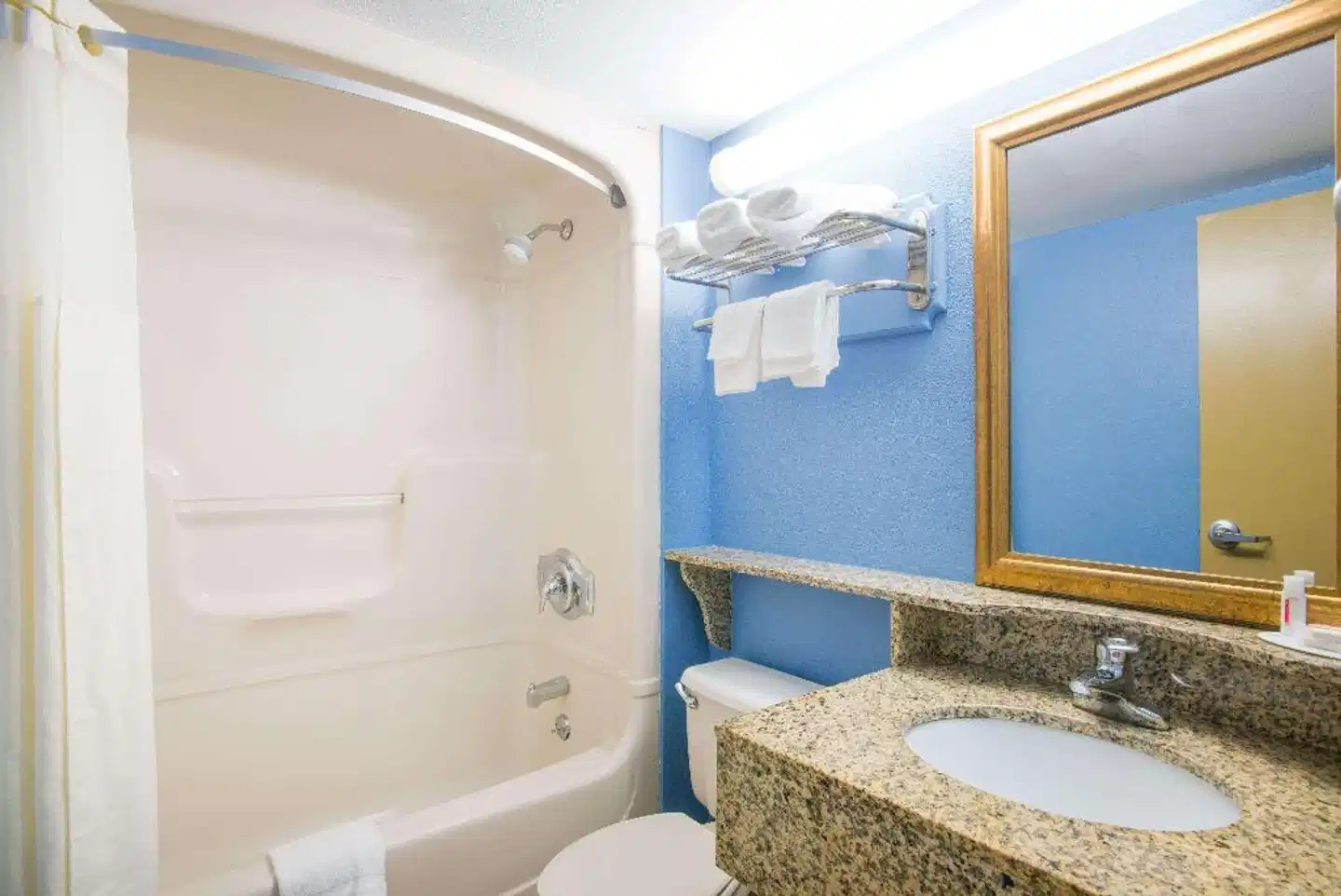 Days Inn by Wyndham New Haven Badezimmer