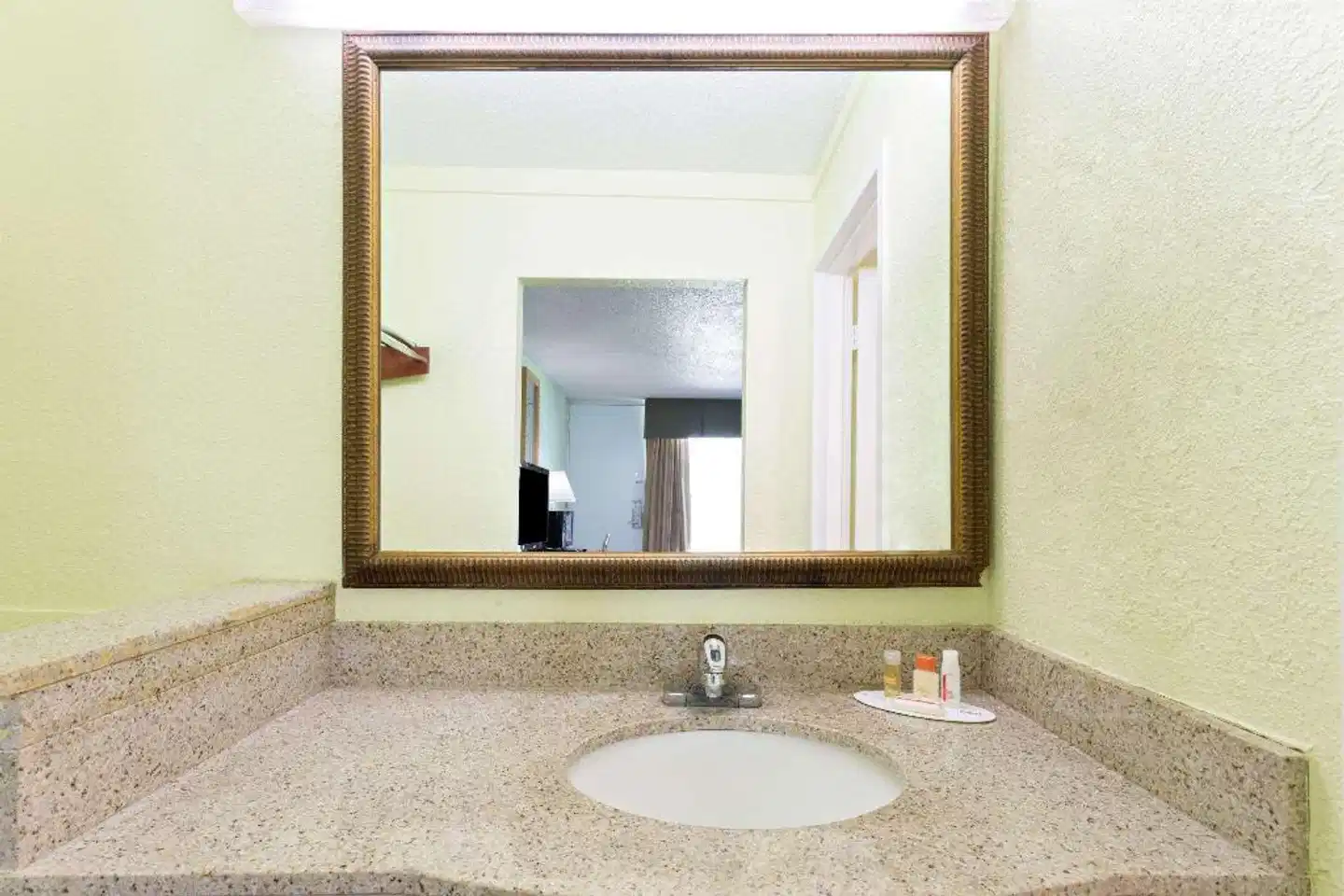 Days Inn by Wyndham Washington Badezimmer