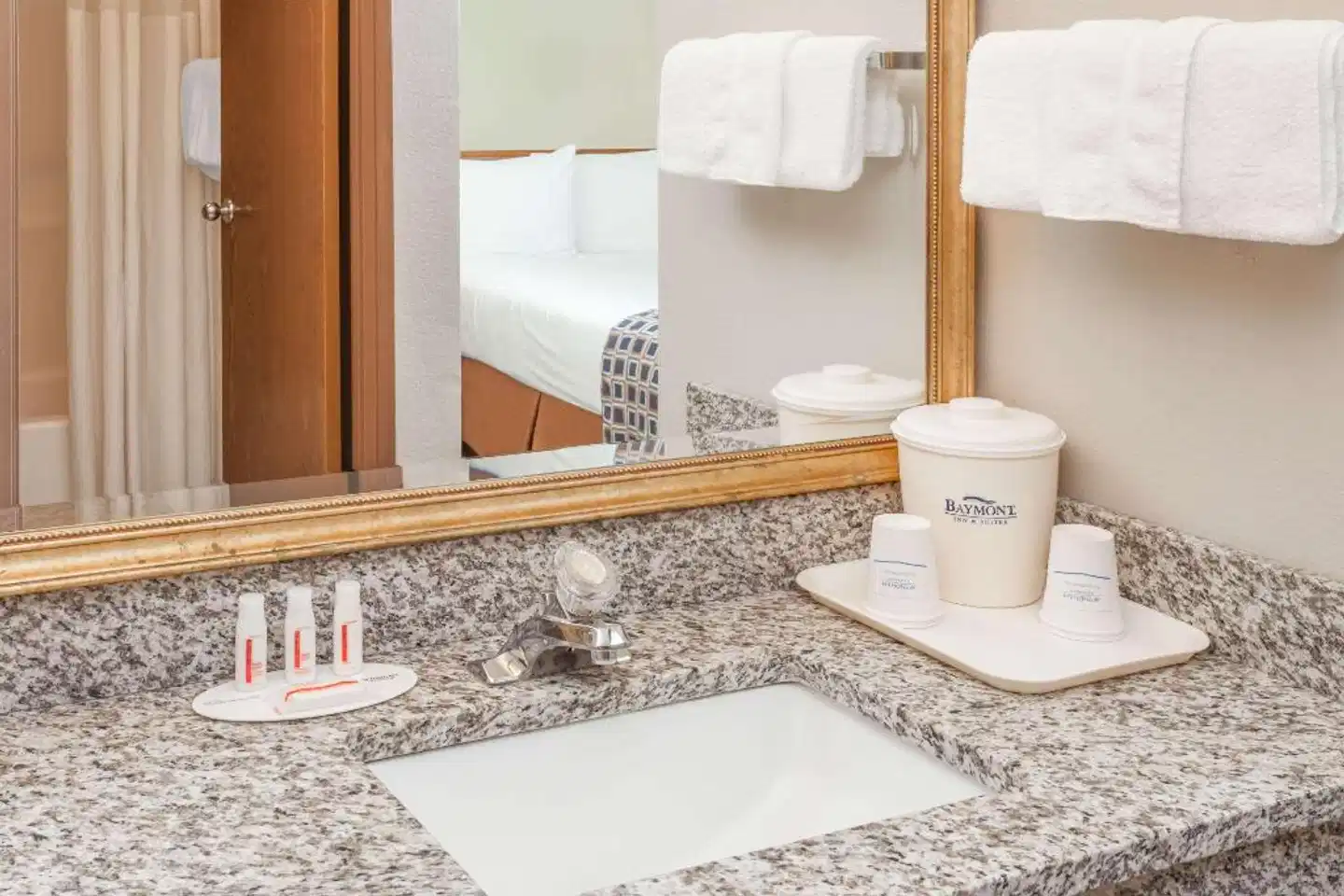 Baymont by Wyndham Champaign Badezimmer