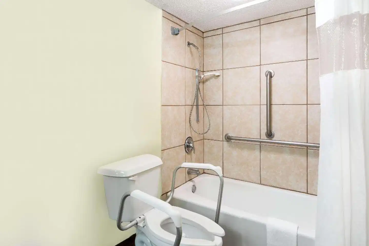 Days Inn by Wyndham Washington Badezimmer